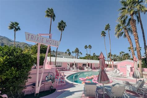 Atomic Bombshells and Yeehaw Cowgirls: My stay at the drag queen.